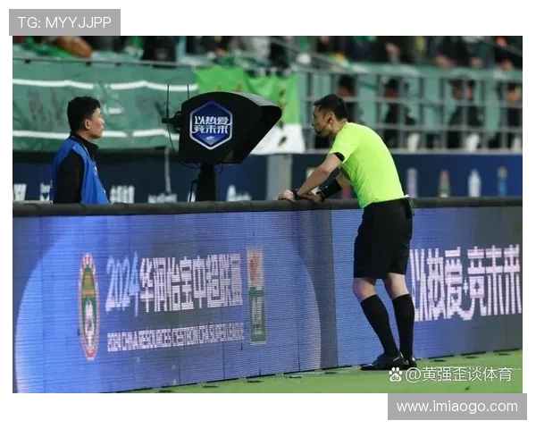 足球明星赛前意外受伤瞬间视频引发球迷热议与担忧