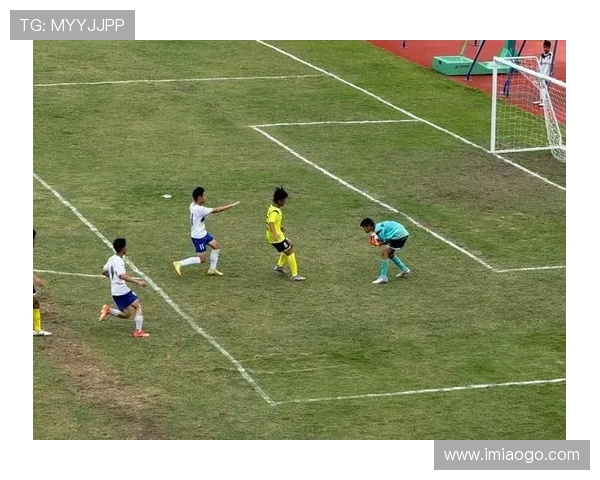 足球明星挑战香蕉球技巧赛展现惊人球技与幽默风采