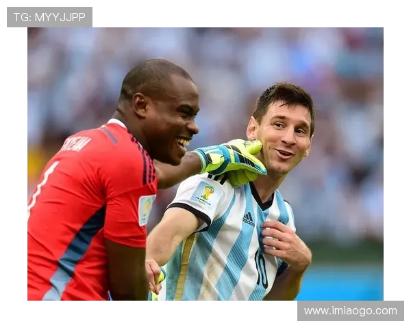 足球明星双标行为引发热议场面揭秘背后的真相与争议